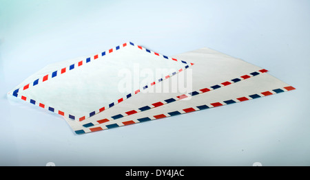 Enveloppe Vintage sur fond blanc. Les lignes rouge et bleu Banque D'Images