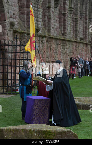 Arbroath, Ecosse, Royaume-Uni 06 avril 2014. Les artistes interprètes ou exécutants et de reconstitution historique à l'événement Homecoming écossais 'La déclaration d'Arbroath' tenue à Arboath l'abbaye sur le Jour du tartan. Les nobles d'Ecosse, assemblées dans les ruines de l'abbaye d'Arbroath pour commémorer la signature de l'Declartion d'Arbroath en 1320. Crédit : Studio9/Alamy Live News Banque D'Images