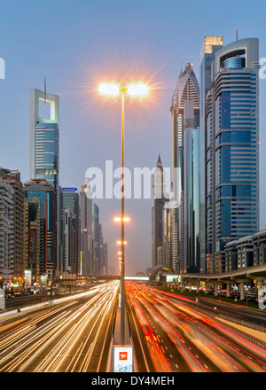 Crépuscule voir la circulation et gratte-ciel le long de la route Sheikh Zayed à Dubaï Émirats Arabes Unis Banque D'Images