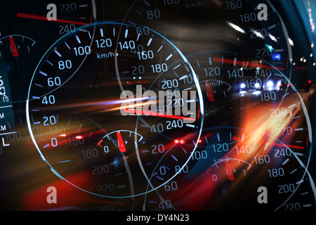 Résumé des courses de nuit avec illustration Lumières floues et l'indicateur de vitesse Banque D'Images