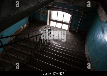 Escalier intérieur sombre abandonné dans old living house, Saint-Pétersbourg, Russie Banque D'Images