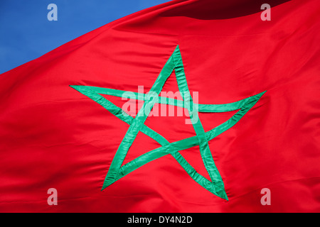 Drapeau national du Maroc au-dessus de ciel bleu Banque D'Images