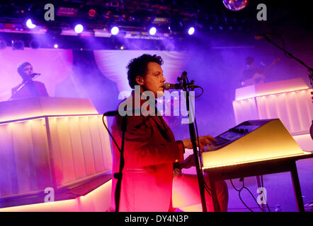 Berlin, Allemagne. 06 avr, 2014. Joseph Mount du groupe anglais Metronomy joue sur la scène pendant un concert de Astra Kulturhaus à Berlin, Allemagne, 06 avril 2014. Ils ont présenté leur dernier album "Love Letters". Photo : Kay Nietfeld/dpa/Alamy Live News Banque D'Images