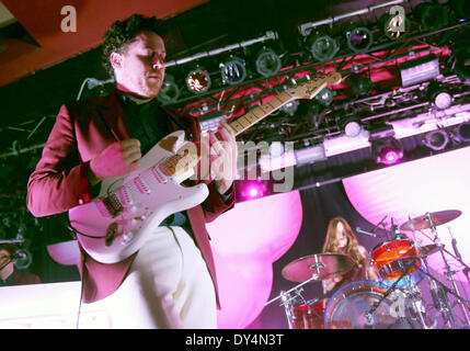 Berlin, Allemagne. 06 avr, 2014. Joseph Mount et Anna avant (R) du groupe britannique Metronomy effectuer sur scène pendant un concert de Astra Kulturhaus à Berlin, Allemagne, 06 avril 2014. Ils ont présenté leur dernier album "Love Letters". Photo : Kay Nietfeld/dpa/Alamy Live News Banque D'Images