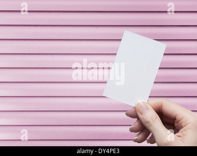 Femme hand holding a blank business card Banque D'Images