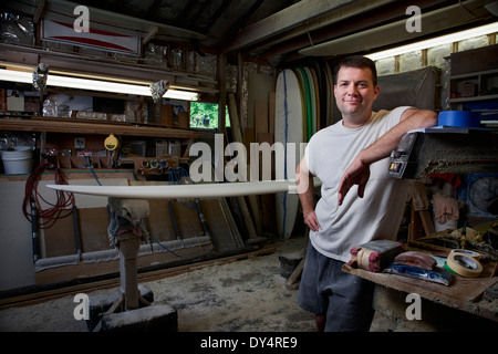 Portrait d'homme mûr dans son garage avec des planches Banque D'Images