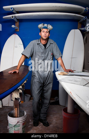 Portrait of a Mid adult man et planches dans son atelier Banque D'Images