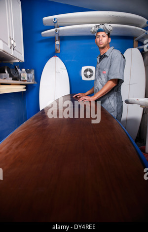 Portrait of a Mid adult man et de surf dans son atelier Banque D'Images