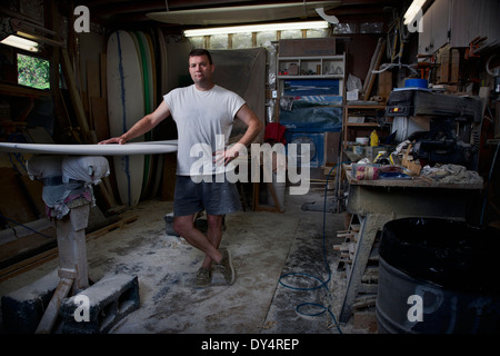 Portrait d'homme mûr dans son atelier de surf Banque D'Images