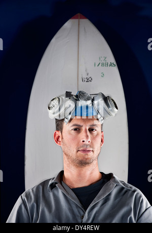Portrait of a Mid adult man en face de surf Banque D'Images