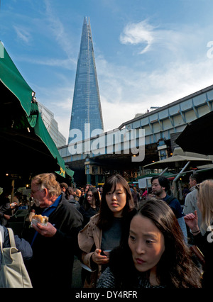 Les touristes asiatiques se rendant sur Borough Market et vue sur le Shard, London Bridge, Southwark, London, UK KATHY DEWITT Banque D'Images