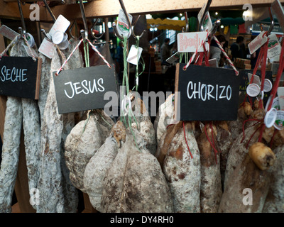 Saucisse et chorizo séché séché accroché sur un étal à Borough Market, London Bridge, London, UK KATHY DEWITT Banque D'Images