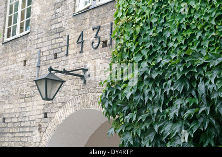 Mur d'un ancien monastère avec une lampe suspendue Banque D'Images