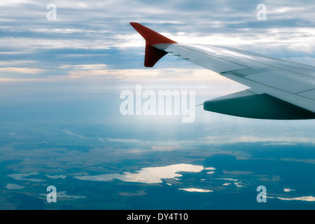 Ailes d'un avion et la terre ci-dessous Banque D'Images