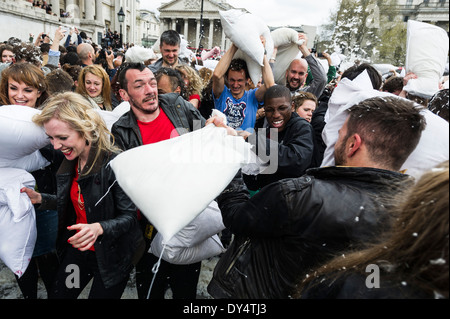 Des gens se rassemblent pour participer à la Journée internationale de lutte contre les oreillers à Trafalgar Square à Londres. Banque D'Images