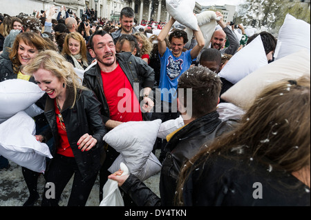 Des gens se rassemblent pour participer à la Journée internationale de lutte contre les oreillers à Trafalgar Square à Londres. Banque D'Images