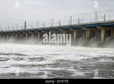 Barrage d'une centrale hydroélectrique sur la rivière Volga, Russie Banque D'Images