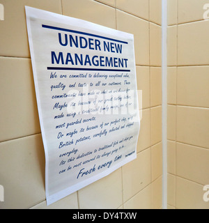 Inscrivez-lecture sous une nouvelle direction dans un poisson et chip shop Banque D'Images