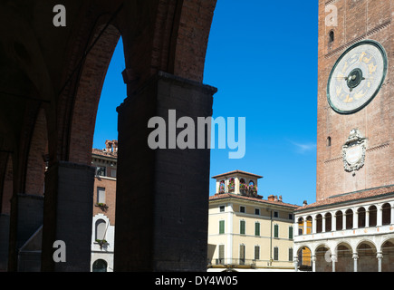 L'Italie, Cremona, Place de la cathédrale, vue sur le clocher Torrazzo sous-sol de l'hôtel de ville arcade Banque D'Images