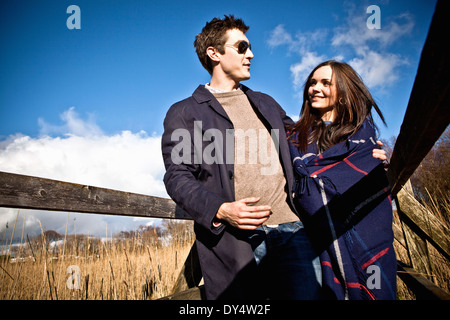 Romantic couple strolling on footbridge Banque D'Images