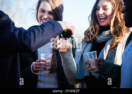 Les amis des jeunes adultes bénéficiant du vin blanc à l'extérieur Banque D'Images