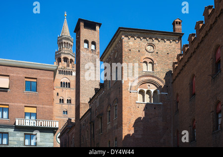 L'Italie, Cremona, vue de la vieille ville de Tours place Stradivari Banque D'Images