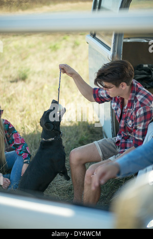 Young man Playing with dog Banque D'Images