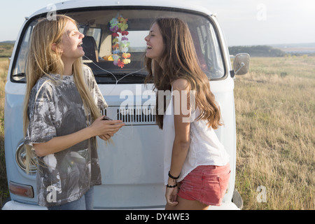 Les jeunes femmes à la musique d'un camping-car, Banque D'Images