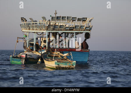La bande de Gaza. 6ème apr 2014. Poisson Les pêcheurs palestiniens dans la mer de Gaza, le 6 avril 2014. La zone de pêche de Gaza est à l'origine jusqu'à 20 milles marins au large des côtes, en fonction de l'accord de paix d'Oslo de 1993. Lorsque le deuxième soulèvement palestinien a éclaté en 2000, Israël a commencé l'application de réduction progressive de la zone de pêche. Lorsque le Hamas a pris en charge la bande de Gaza par la force en 2007, la zone de pêche a été mis à 3 milles des côtes, et en novembre dernier, Israël a permis aux pêcheurs de faire fonctionner à moins de 6 milles. © Wissam Nassar/Xinhua/Alamy Live News Banque D'Images