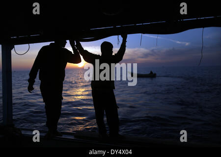 La bande de Gaza. 6ème apr 2014. Poisson Les pêcheurs palestiniens dans la mer de Gaza, le 6 avril 2014. La zone de pêche de Gaza est à l'origine jusqu'à 20 milles marins au large des côtes, en fonction de l'accord de paix d'Oslo de 1993. Lorsque le deuxième soulèvement palestinien a éclaté en 2000, Israël a commencé l'application de réduction progressive de la zone de pêche. Lorsque le Hamas a pris en charge la bande de Gaza par la force en 2007, la zone de pêche a été mis à 3 milles des côtes, et en novembre dernier, Israël a permis aux pêcheurs de faire fonctionner à moins de 6 milles. © Wissam Nassar/Xinhua/Alamy Live News Banque D'Images