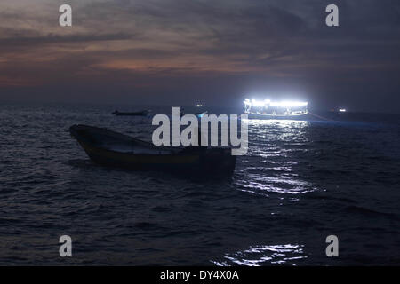 La bande de Gaza. 6ème apr 2014. Poisson Les pêcheurs palestiniens dans la mer de Gaza, le 6 avril 2014. La zone de pêche de Gaza est à l'origine jusqu'à 20 milles marins au large des côtes, en fonction de l'accord de paix d'Oslo de 1993. Lorsque le deuxième soulèvement palestinien a éclaté en 2000, Israël a commencé l'application de réduction progressive de la zone de pêche. Lorsque le Hamas a pris en charge la bande de Gaza par la force en 2007, la zone de pêche a été mis à 3 milles des côtes, et en novembre dernier, Israël a permis aux pêcheurs de faire fonctionner à moins de 6 milles. © Wissam Nassar/Xinhua/Alamy Live News Banque D'Images