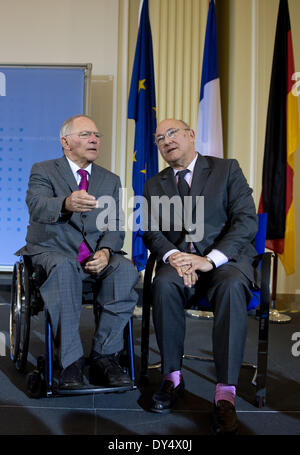 Berlin, Allemagne. 07Th avr, 2014. Le ministre allemand des Finances, Wolfgang Schaeuble (L) et son homologue français Michel Sapin donner une conférence de presse commune à Berlin, Allemagne, 07 avril 2014. Photo : Bernd VON JUTRCZENKA/dpa/Alamy Live News Banque D'Images