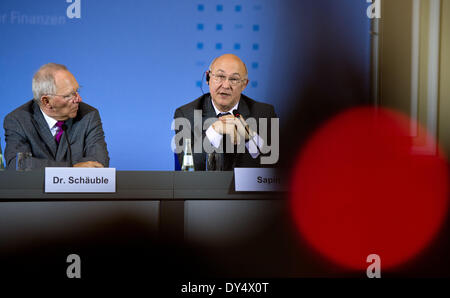 Berlin, Allemagne. 07Th avr, 2014. Le ministre allemand des Finances, Wolfgang Schaeuble (L) et son homologue français Michel Sapin donner une conférence de presse commune à Berlin, Allemagne, 07 avril 2014. Photo : Bernd VON JUTRCZENKA/dpa/Alamy Live News Banque D'Images