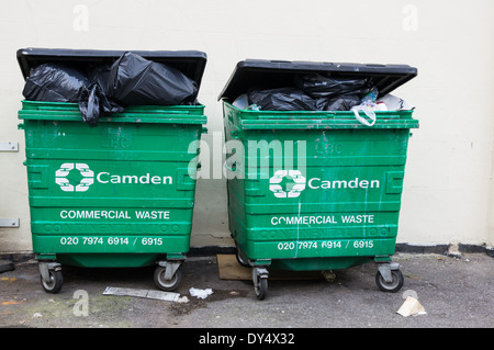 De grands bacs verts wheelie dans London Borough of Camden, Londres Angleterre Royaume-Uni UK Banque D'Images