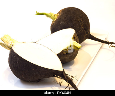 Radis d'hiver Photo noire sur un arrière-plan lumineux . Banque D'Images