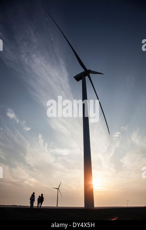 La silhouette du groupe familial à éoliennes et à l'Escaut oriental Eidersperrwerk conçu pour protéger les Pays-Bas Banque D'Images