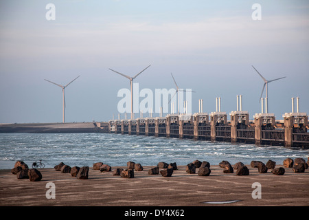 Construction de défense des éoliennes et Escaut Eidersperrwerk conçu pour protéger les Pays-Bas contre les inondations. Banque D'Images