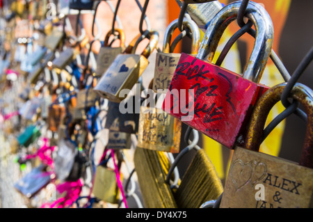 Cadenas laissés par des couples sur la clôture Banque D'Images