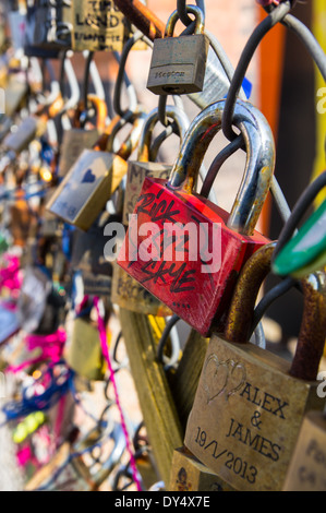 Cadenas laissés par des couples sur la clôture Banque D'Images