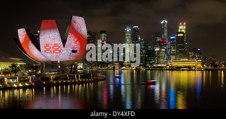 Musée ArtScience à Marina Bay Sands et Singapour city skyline Banque D'Images