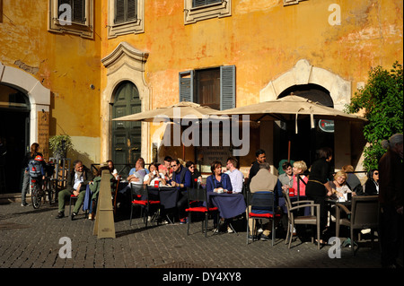 Italie, Rome, Piazza di Pietra, café Banque D'Images