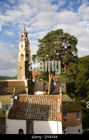 Portmeirion resort village donnant sur les bois. Portmeirion, près de Bangor, au nord du Pays de Galles, Royaume-Uni Banque D'Images