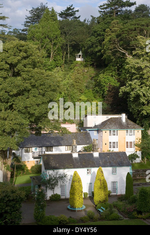 Portmeirion resort village situé dans les bois. Portmeirion, près de Bangor, au nord du Pays de Galles, Royaume-Uni Banque D'Images