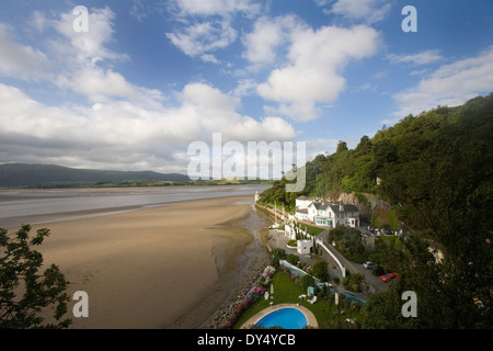 Portmeirion resort village avec jardins ornementaux, du logement et de bois. Portmeirion, près de Bangor, au nord du Pays de Galles, Royaume-Uni Banque D'Images