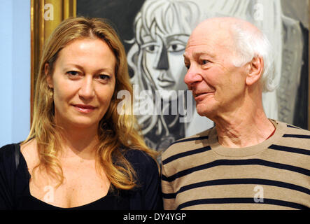 Brême, Allemagne. 07Th avr, 2014. Petite-fille de Diana Widmaier Picasso Picasso et ex-mari de Sylvette David, Toby Jellinek, posent devant une peinture de Sylvette dans le 'Sylvette, Sylvette, Sylvette : Picasso et le modèle' exposition au Kunsthalle Bremen, Allemagne, 07 avril 2014. Photo : CARMEN JASPERSEN/dpa/Alamy Live News Banque D'Images