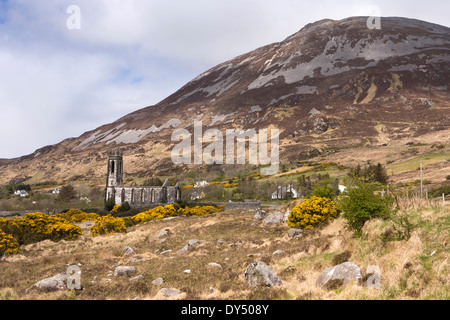 L'Irlande, Co Donegal, Dunlewey, abandonné le Glenveagh Estate Église protestante ci-dessous Mt Errigal Banque D'Images