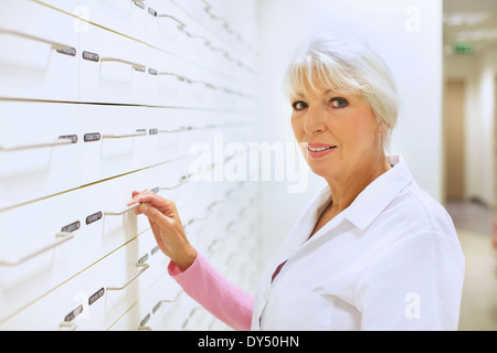 Portrait of mature female pharmacist au travail Banque D'Images