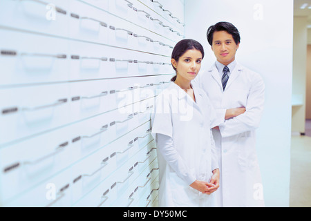 Portrait de l'homme et de la femme en pharmacie pharmaciens Banque D'Images