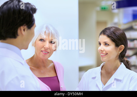 Les pharmaciens à discuter avec le client des médicaments Banque D'Images