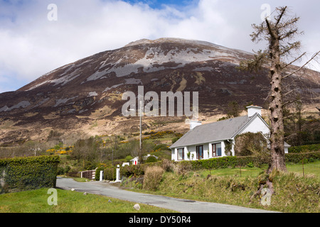 L'Irlande, Co Donegal, Dunlewey, cottage Mount Errigal ci-dessous, la deuxième plus haute montagne d'Irlande Banque D'Images